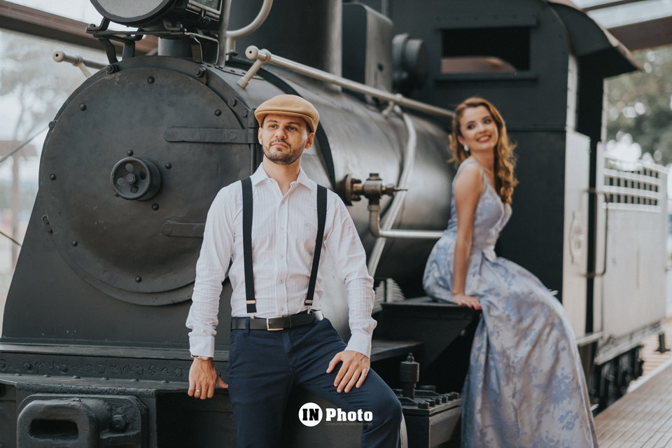 Ensaio fotografico de casal vintage feito na estaçao ferroviaria em Goiania