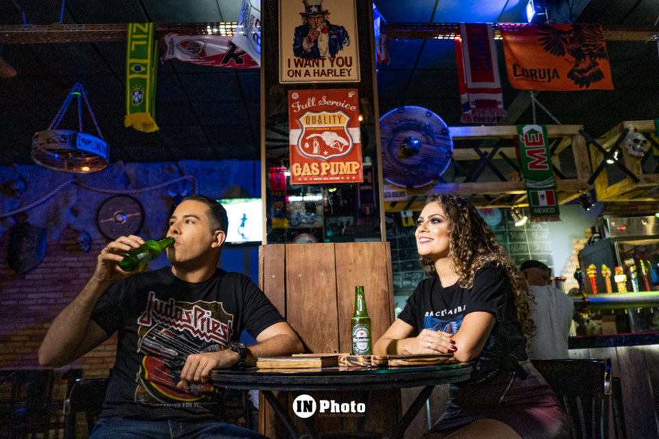 Ensaio fotográfico save the date de casal feito em um pub em Goiânia Ensaio fotográfico save the date de casal feito em um pub em Goiânia