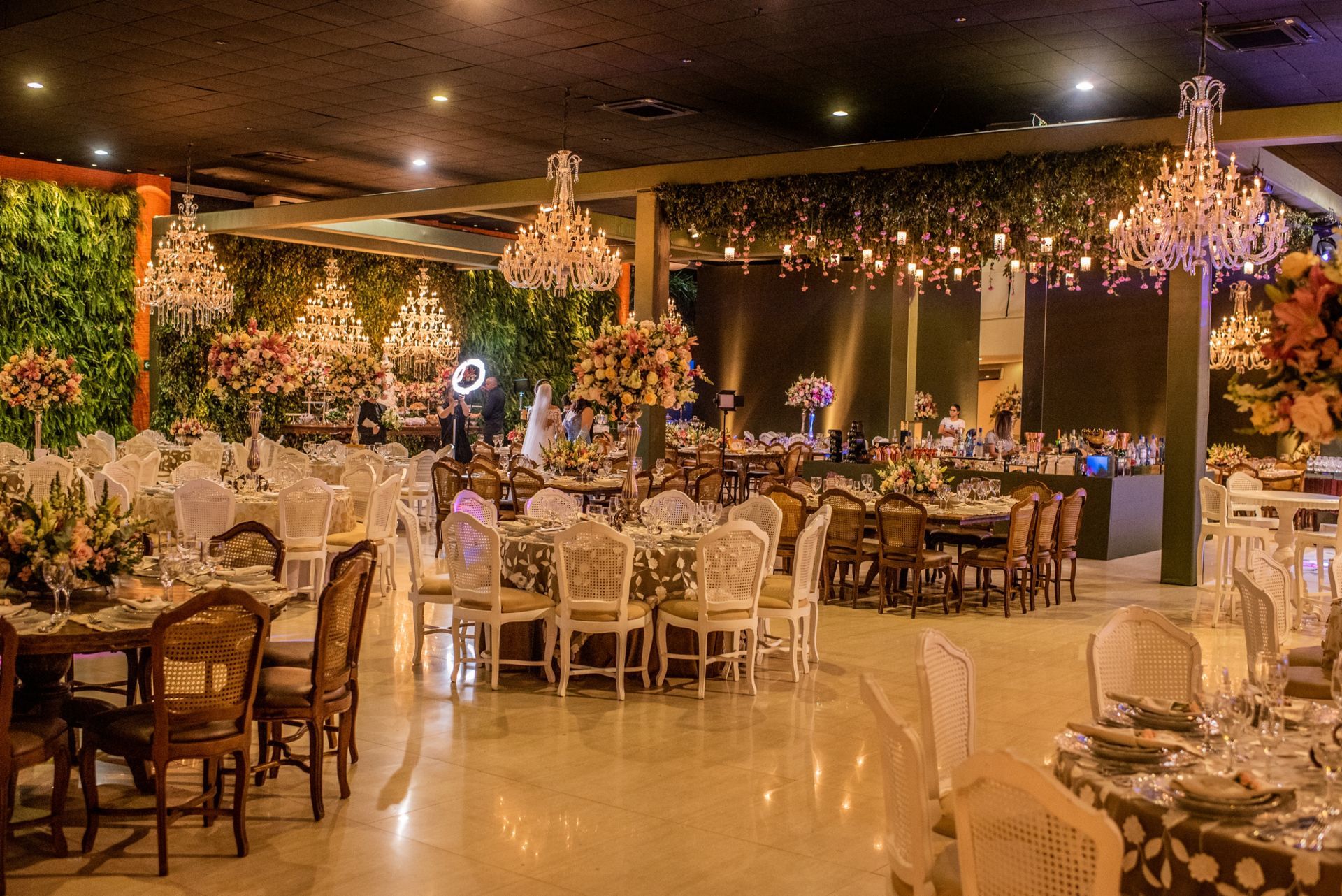 Foto Casamento na igreja Rosa Mística e recepção na Casa Lis em Goiânia Foto Casamento na igreja Rosa Mística e recepção na Casa Lis em Goiânia - Imagem 93
