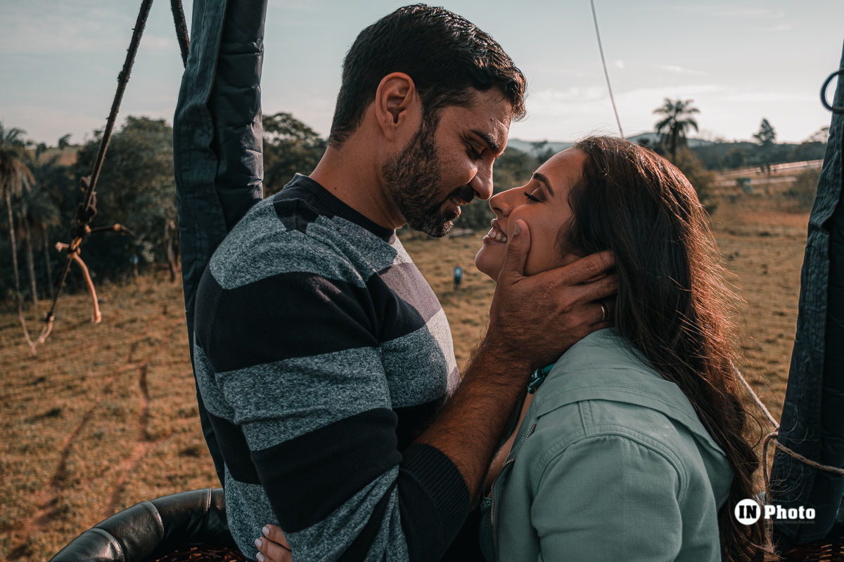 Foto Ensaio Fotográfico de Casal Inspiração com Balão de Ar Quente Rafaela e Frank - Imagem 13