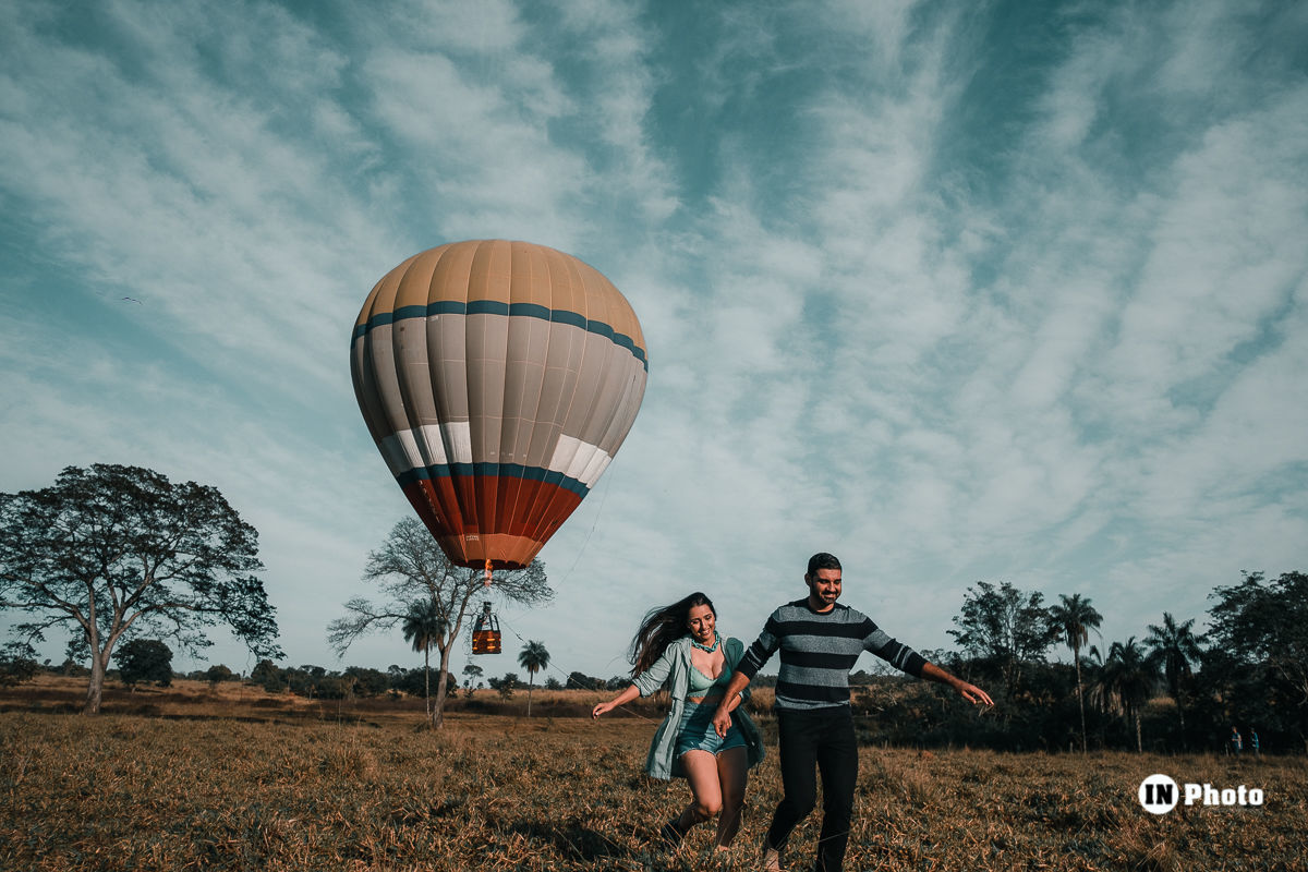 Foto Ensaio Fotográfico de Casal Inspiração com Balão de Ar Quente Rafaela e Frank - Imagem 12