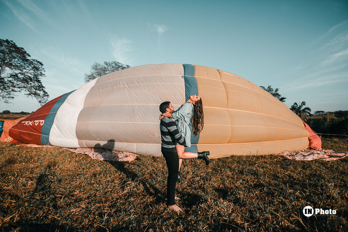Foto Ensaio Fotográfico de Casal Inspiração com Balão de Ar Quente Rafaela e Frank - Imagem 15