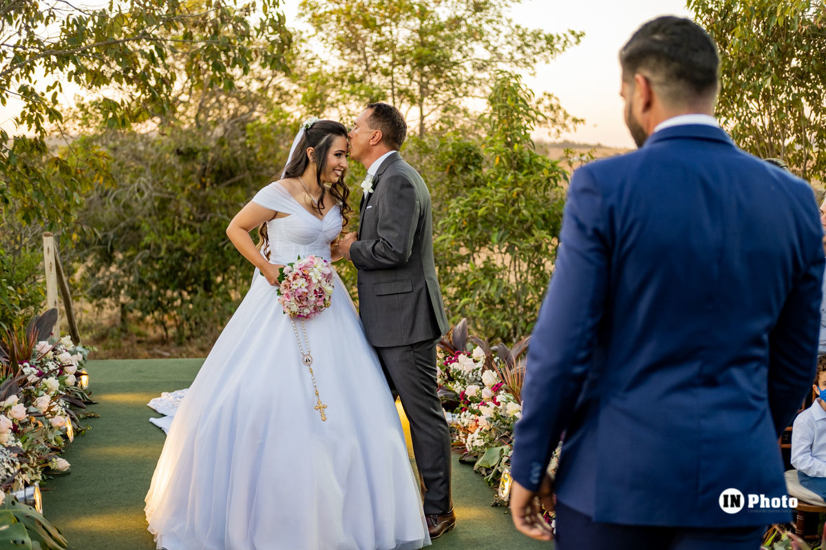 Foto LinNoiva se Casa Na Fazenda dos Pais Em Uma Linda Cerimônia Ao Ar Livre Rafaela E Frank - Imagem 18