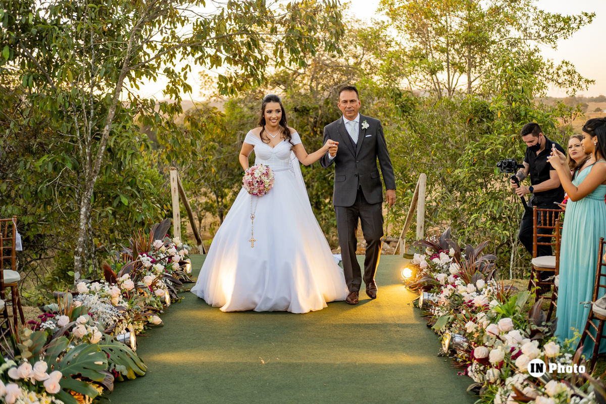 Foto LinNoiva se Casa Na Fazenda dos Pais Em Uma Linda Cerimônia Ao Ar Livre Rafaela E Frank - Imagem 17