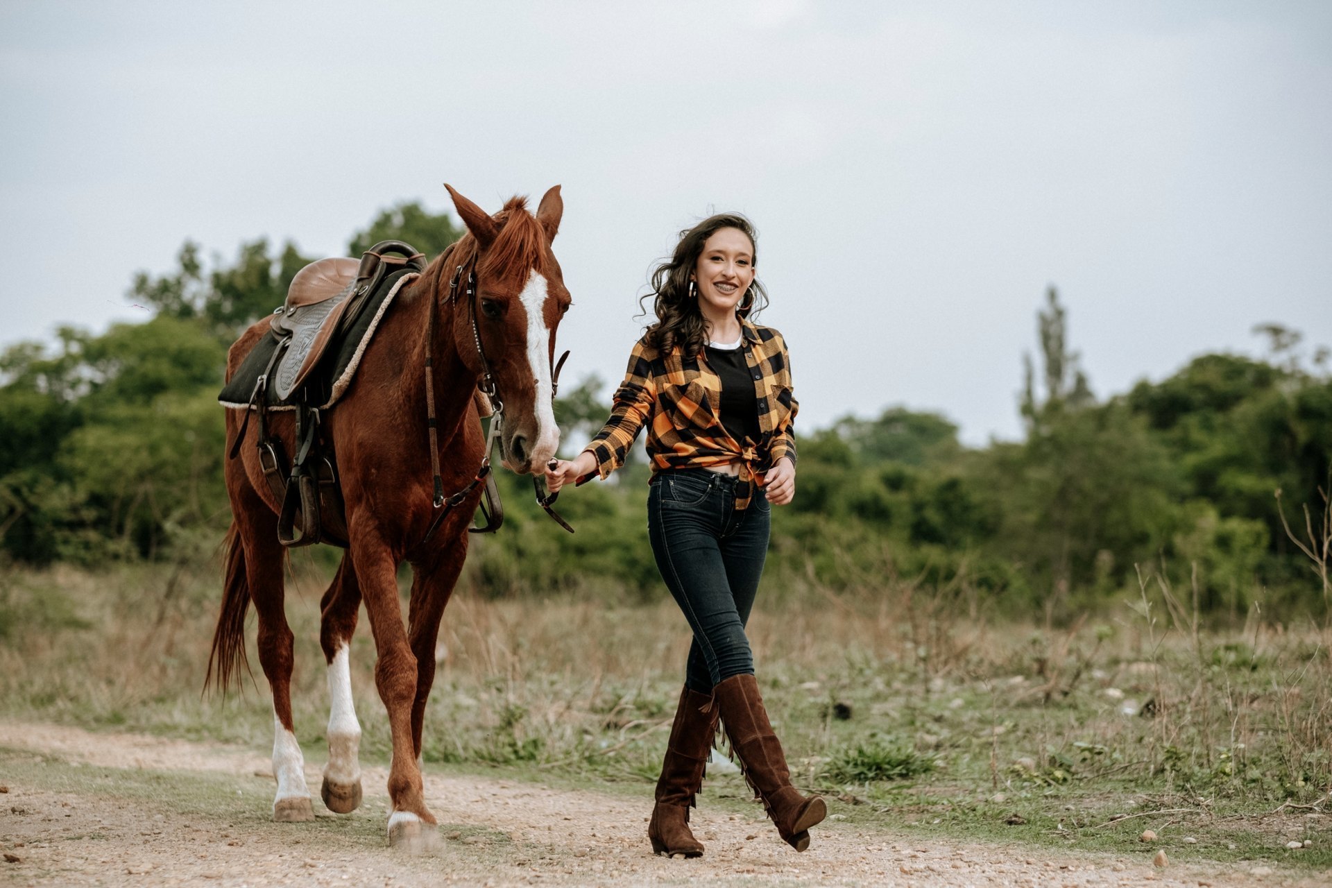 Debutante faz Book 15 anos em Goiânia e no Haras com Cavalo Sarah