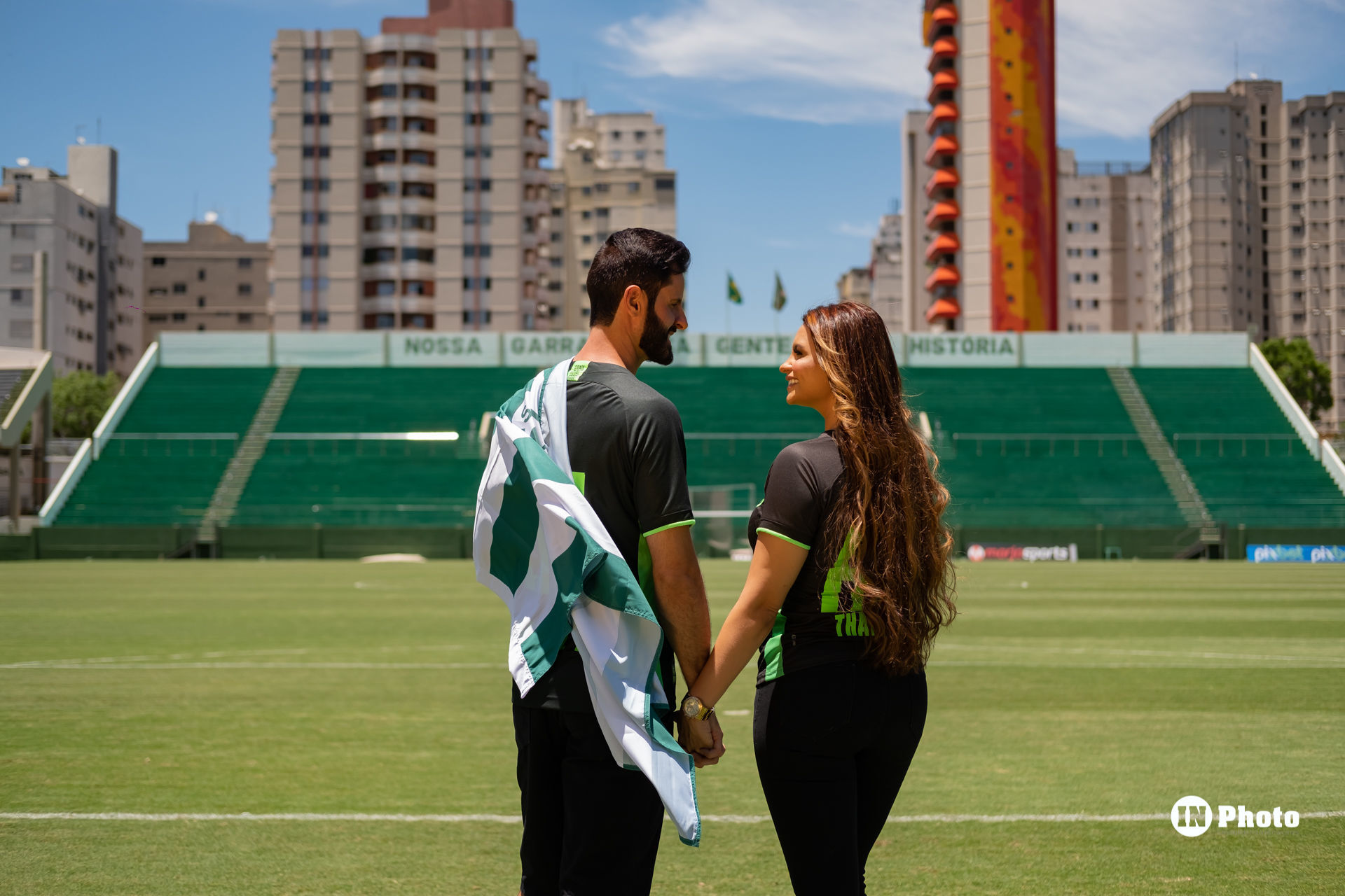 Foto Ensaio Fotográfico de Casal no Estádio de Futebol Serrinha em Goiânia Thaynara e Marcelo - Imagem 6