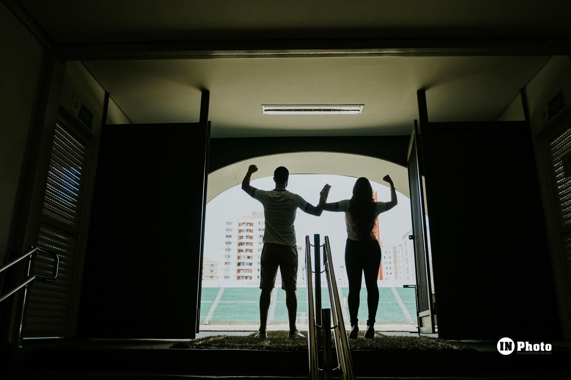 Foto Ensaio Fotográfico de Casal no Estádio de Futebol Serrinha em Goiânia Thaynara e Marcelo - Imagem 5