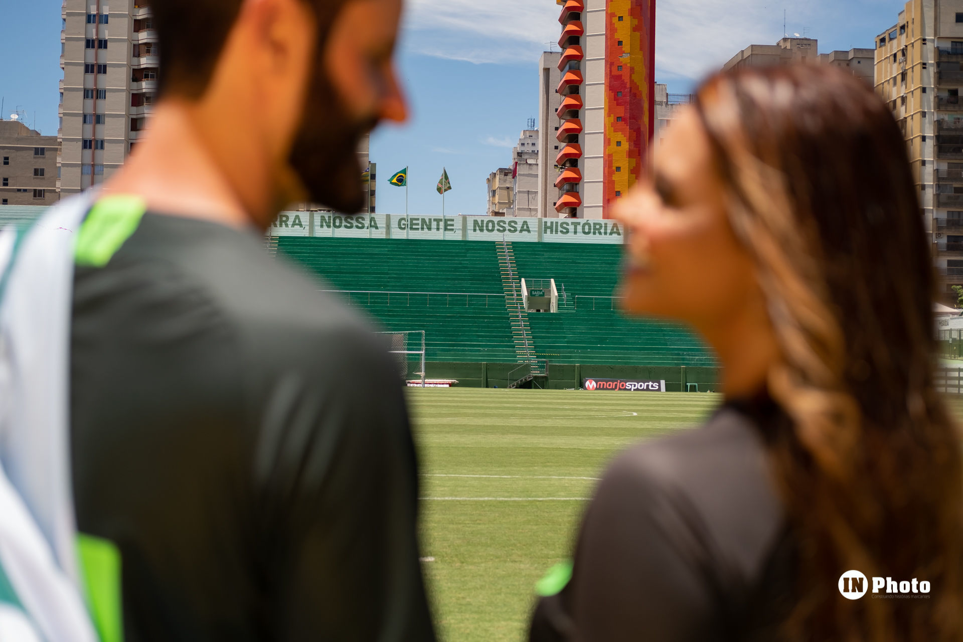 Foto Ensaio Fotográfico de Casal no Estádio de Futebol Serrinha em Goiânia Thaynara e Marcelo - Imagem 7