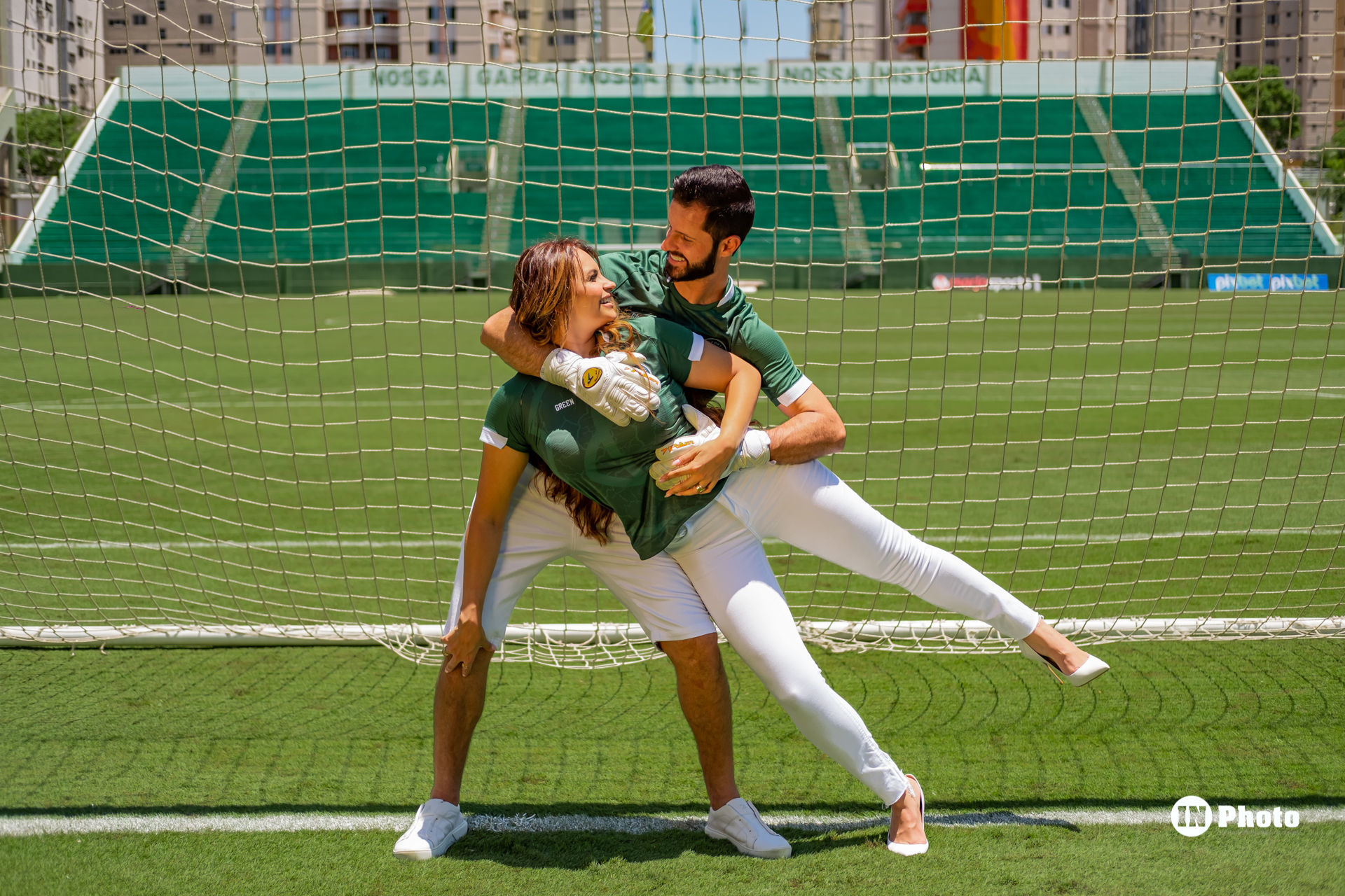 Foto Ensaio Fotográfico de Casal no Estádio de Futebol Serrinha em Goiânia Thaynara e Marcelo - Imagem 16