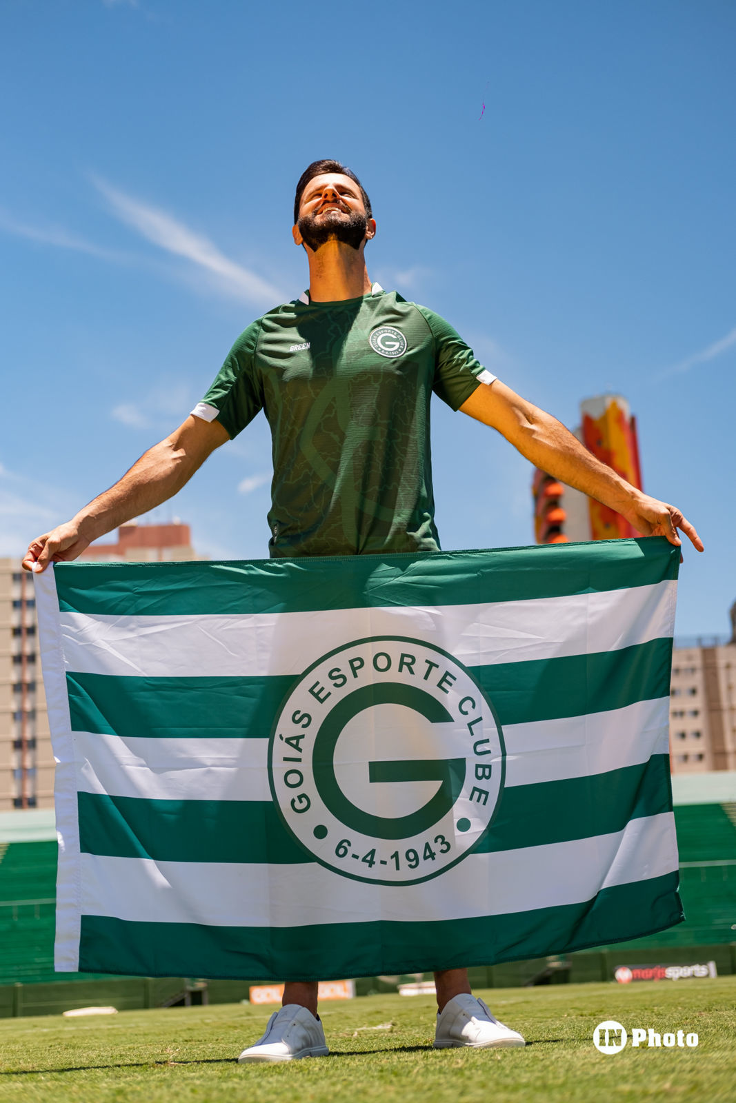 Foto Ensaio Fotográfico de Casal no Estádio de Futebol Serrinha em Goiânia Thaynara e Marcelo - Imagem 23