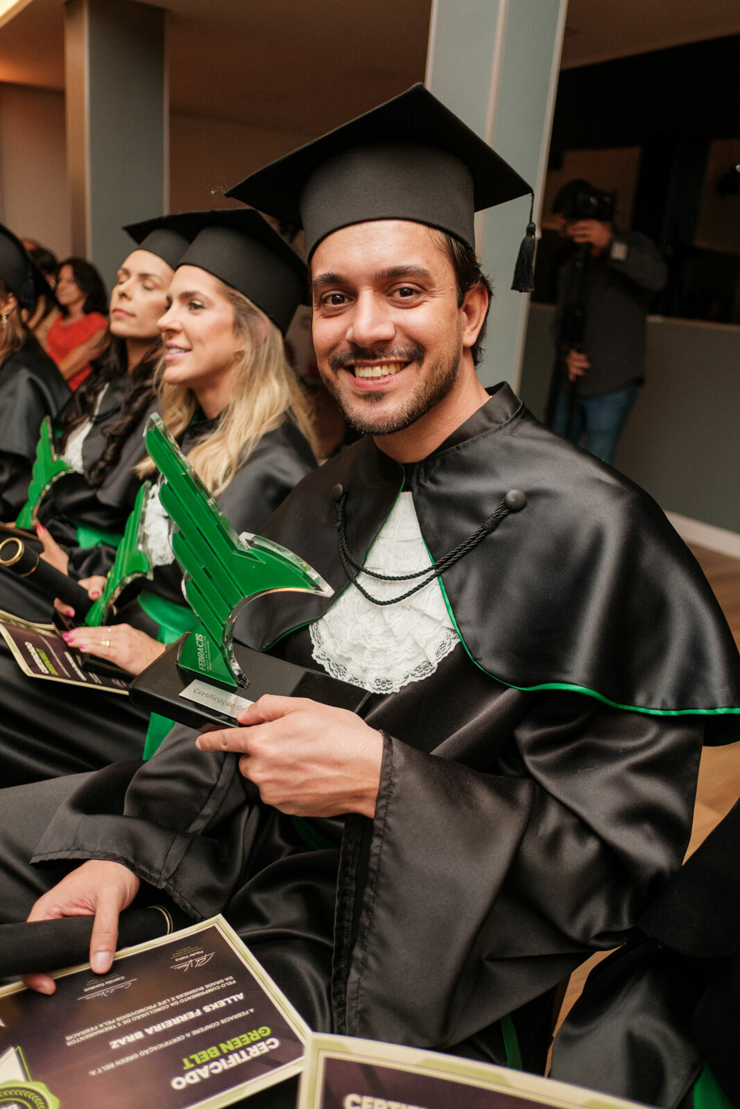 Foto Cobertura Fotográfica da Formatura Golden Belt e Green Belt Febracis 2025 – Um Registro Marcante Assinado por Natálya Cardoso Foto Cobertura Fotográfica da Formatura Golden Belt e Green Belt Febracis 2025 – Um Registro Marcante Assinado por Natálya Cardoso - Imagem 738