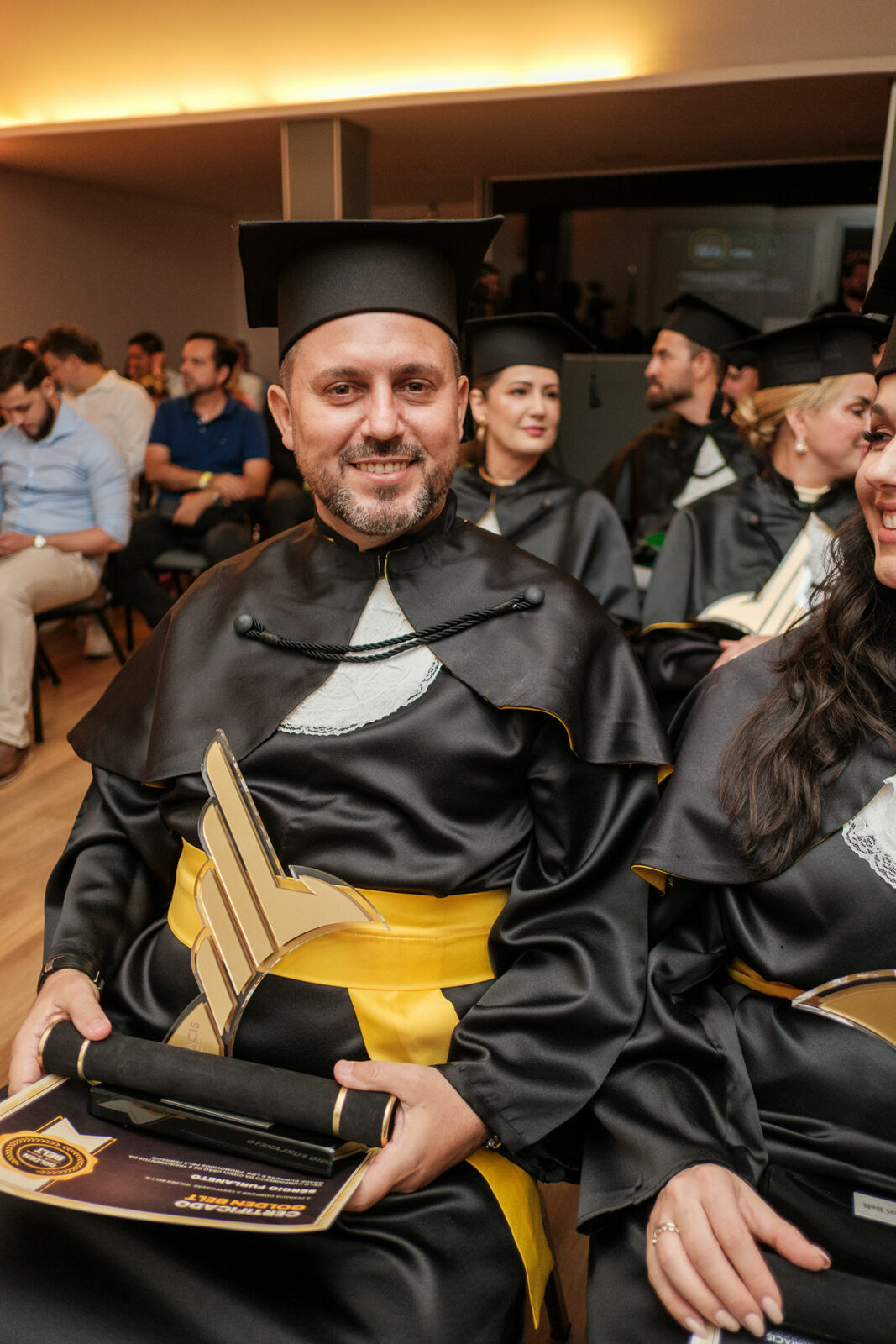 Foto Cobertura Fotográfica da Formatura Golden Belt e Green Belt Febracis 2025 – Um Registro Marcante Assinado por Natálya Cardoso Foto Cobertura Fotográfica da Formatura Golden Belt e Green Belt Febracis 2025 – Um Registro Marcante Assinado por Natálya Cardoso - Imagem 716