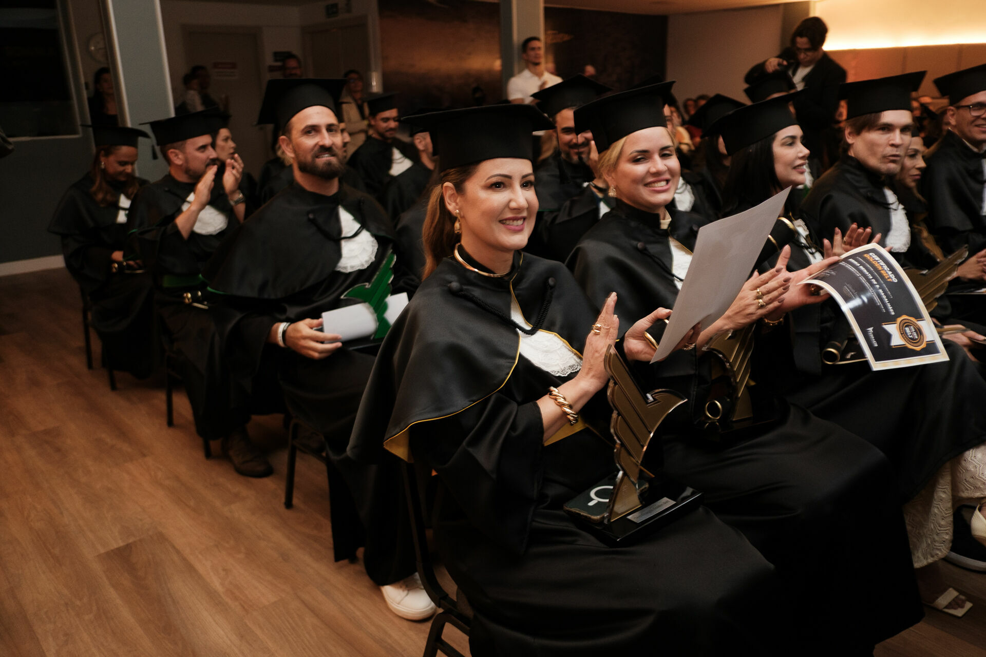 Foto Cobertura Fotográfica da Formatura Golden Belt e Green Belt Febracis 2025 – Um Registro Marcante Assinado por Natálya Cardoso Foto Cobertura Fotográfica da Formatura Golden Belt e Green Belt Febracis 2025 – Um Registro Marcante Assinado por Natálya Cardoso - Imagem 821