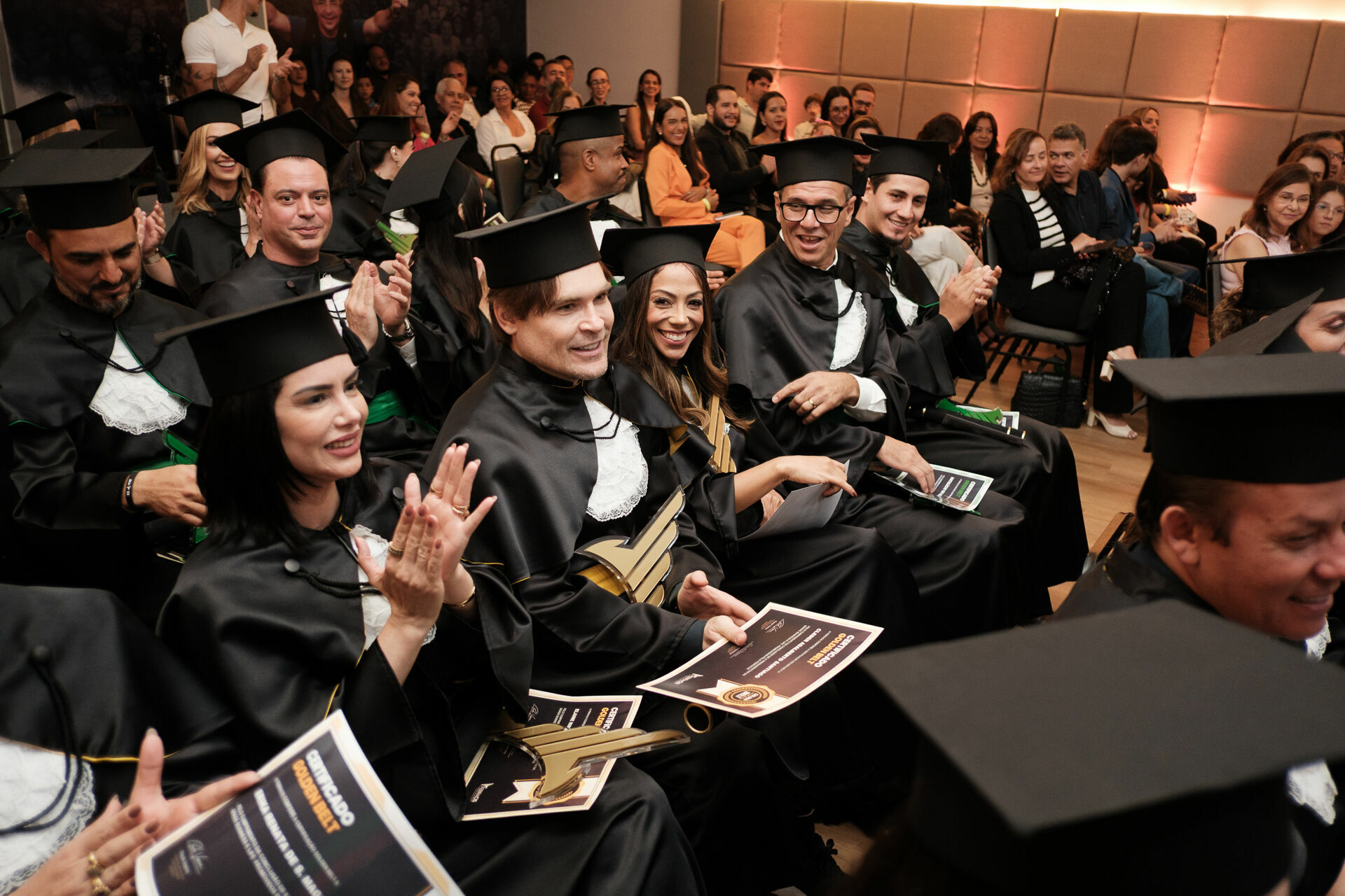 Foto Cobertura Fotográfica da Formatura Golden Belt e Green Belt Febracis 2025 – Um Registro Marcante Assinado por Natálya Cardoso Foto Cobertura Fotográfica da Formatura Golden Belt e Green Belt Febracis 2025 – Um Registro Marcante Assinado por Natálya Cardoso - Imagem 823